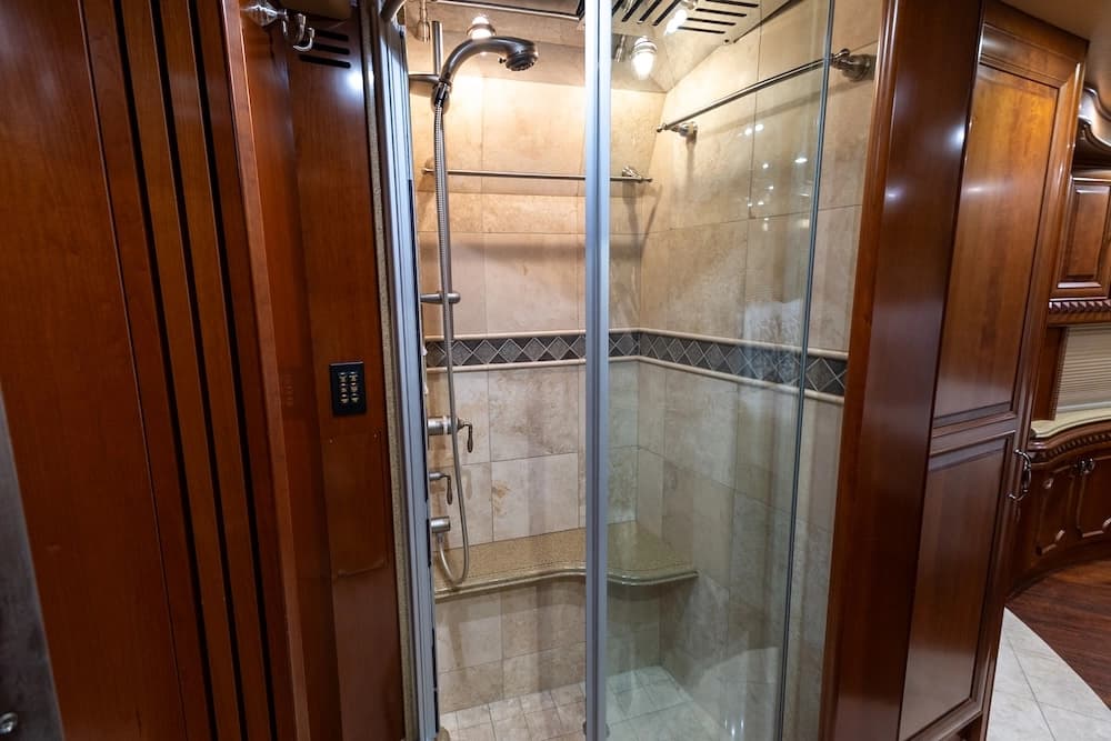 2009 Prevost H3-45 Liberty Elegant Lady - Image 25