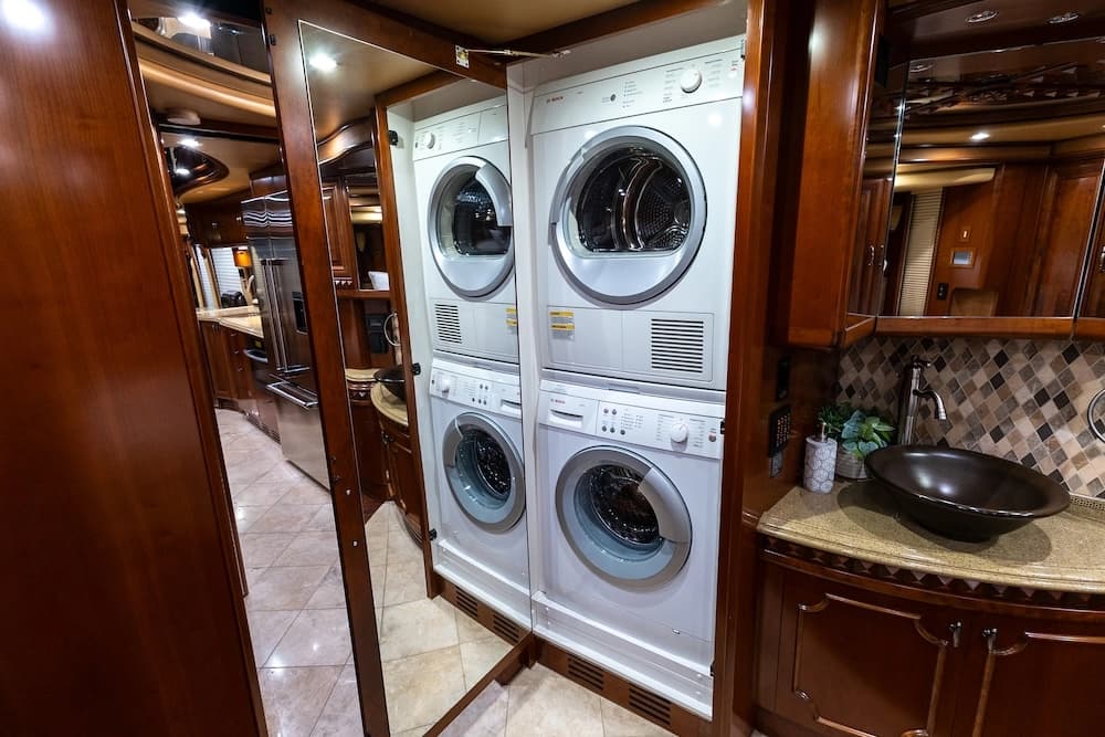 2009 Prevost H3-45 Liberty Elegant Lady - Image 32