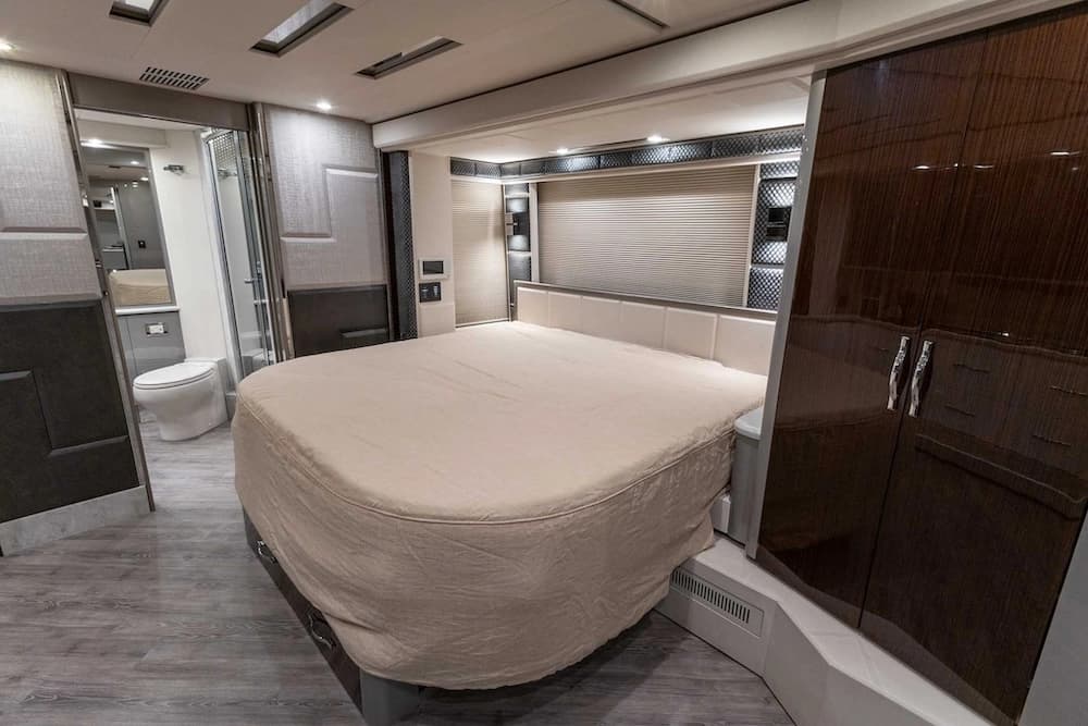 2021 Prevost H3-45 Emerald Motorcoach Conversion - Image 26