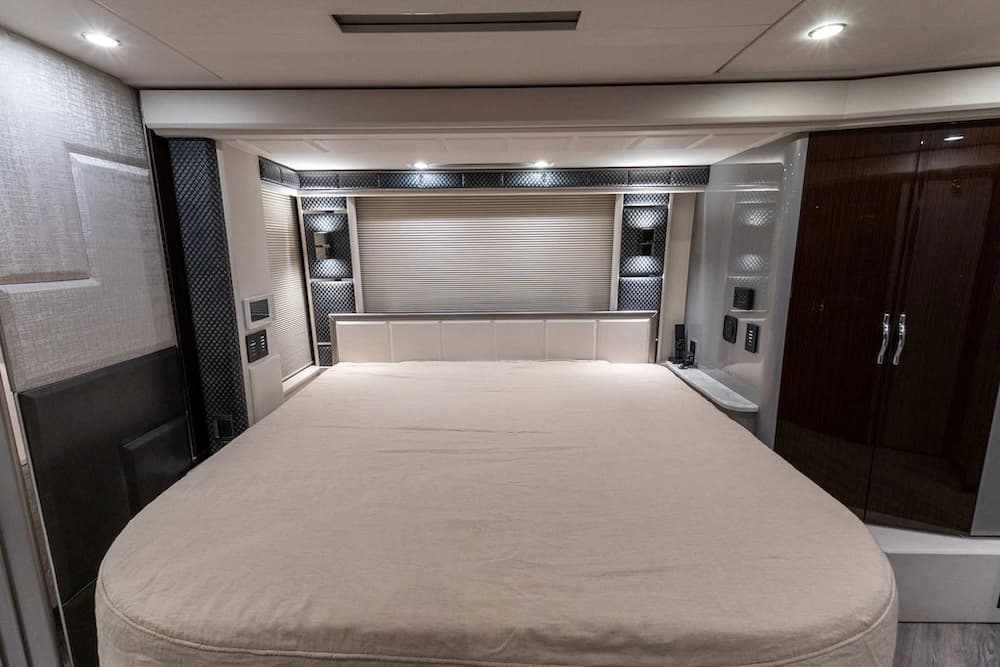 2021 Prevost H3-45 Emerald Motorcoach Conversion - Image 27