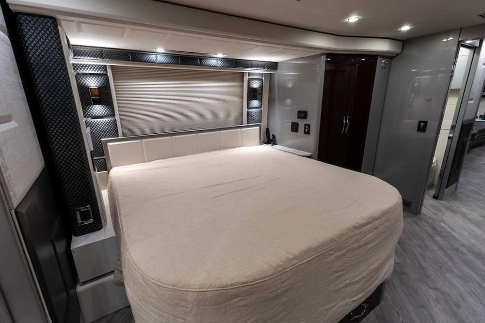 2021 Prevost H3-45 Emerald Motorcoach Conversion - Image 28