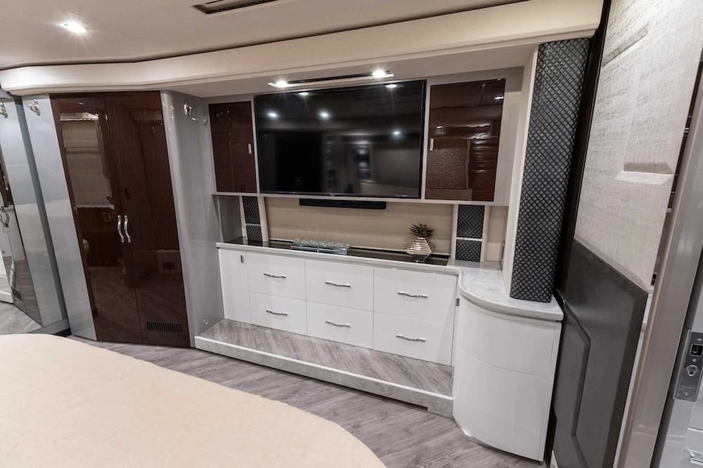 2021 Prevost H3-45 Emerald Motorcoach Conversion - Image 29