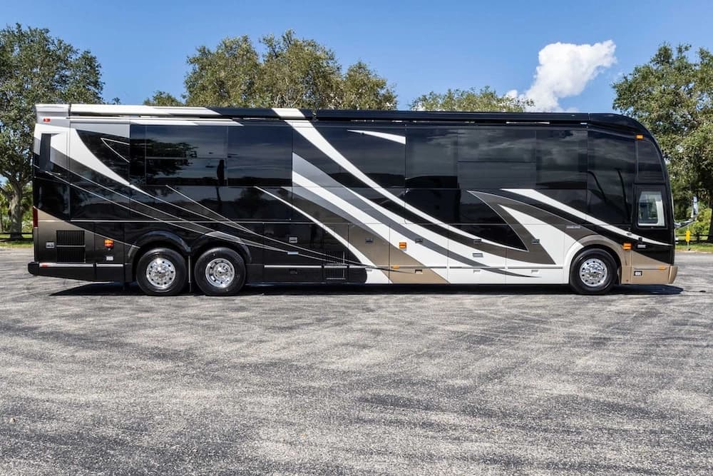 2021 Prevost H3-45 Emerald Motorcoach Conversion - Image 4