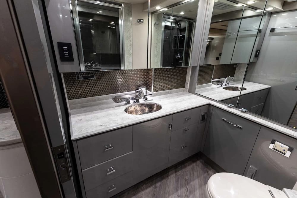 2021 Prevost H3-45 Emerald Motorcoach Conversion - Image 31