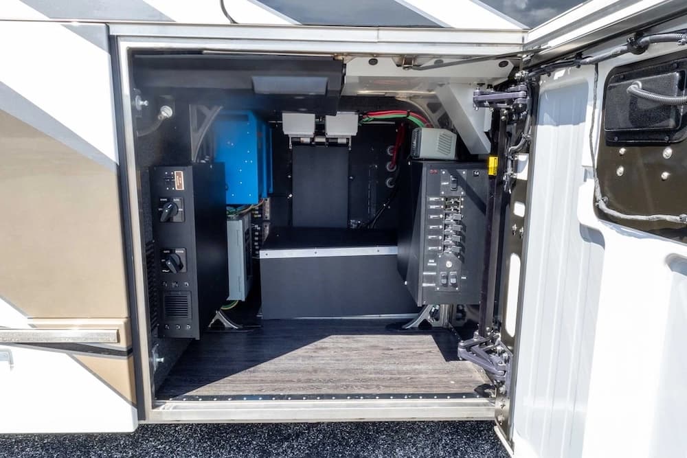 2021 Prevost H3-45 Emerald Motorcoach Conversion - Image 40