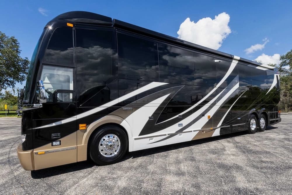 2021 Prevost H3-45 Emerald Motorcoach Conversion - Image 10