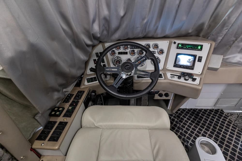 1988 Prevost XL 40 Liberty Motorcoach Conversion - Image 13