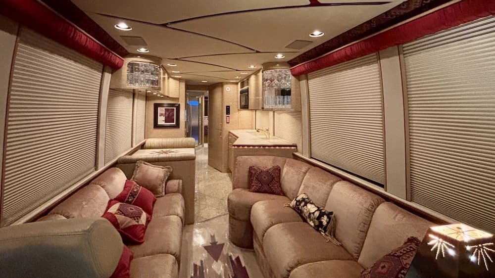 2002 Prevost Marathon XLII Motorcoach - Image 2