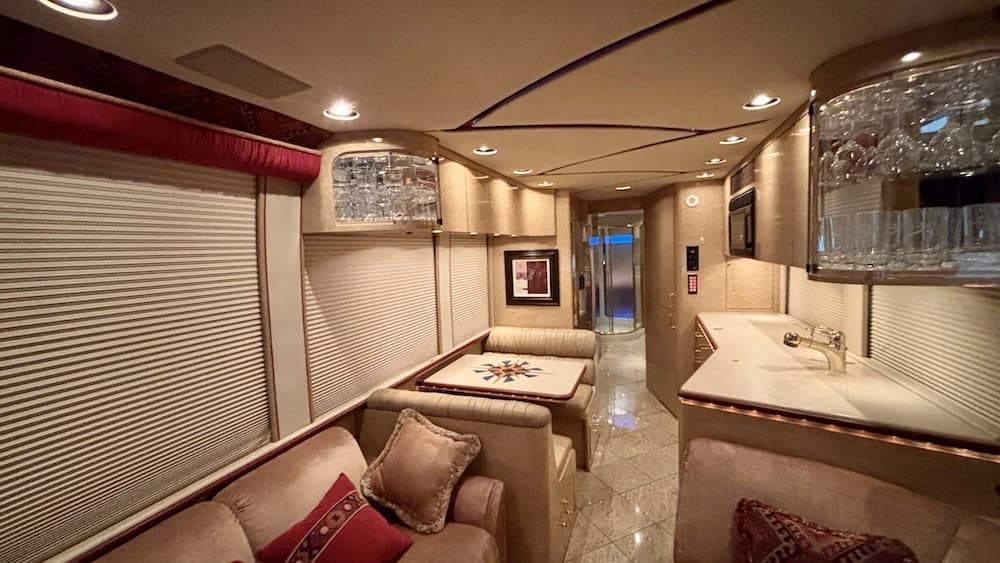 2002 Prevost Marathon XLII Motorcoach - Image 3