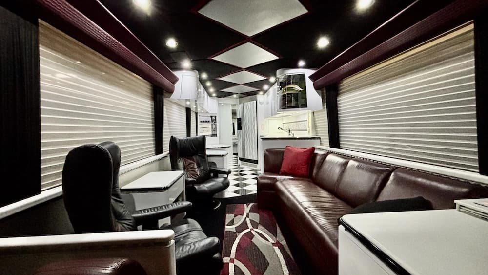2000 Prevost Marathon H3-45 Motorcoach - Image 2