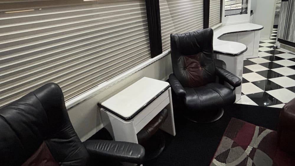 2000 Prevost Marathon H3-45 Motorcoach - Image 3
