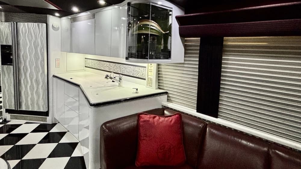 2000 Prevost Marathon H3-45 Motorcoach - Image 4