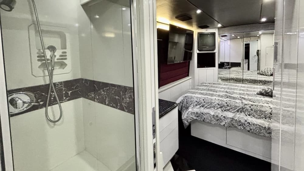 2000 Prevost Marathon H3-45 Motorcoach - Image 7