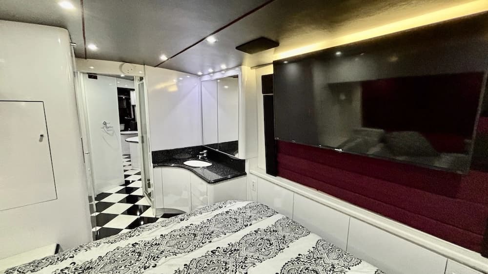 2000 Prevost Marathon H3-45 Motorcoach - Image 9
