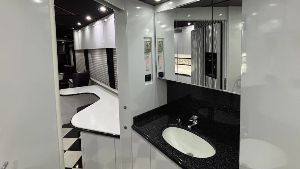 2000 Prevost Marathon H3-45 Motorcoach - Image 10
