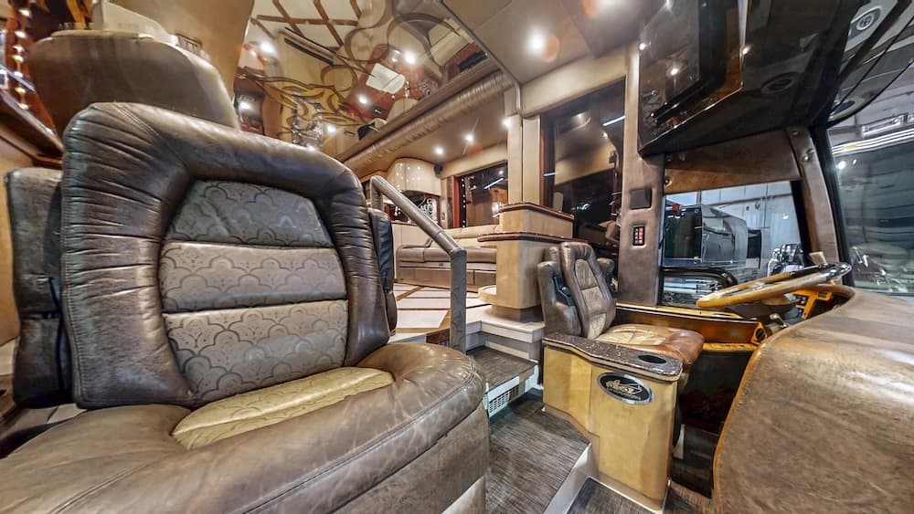 2008 Prevost Featherlite H3-45 Motorcoach - Image 2