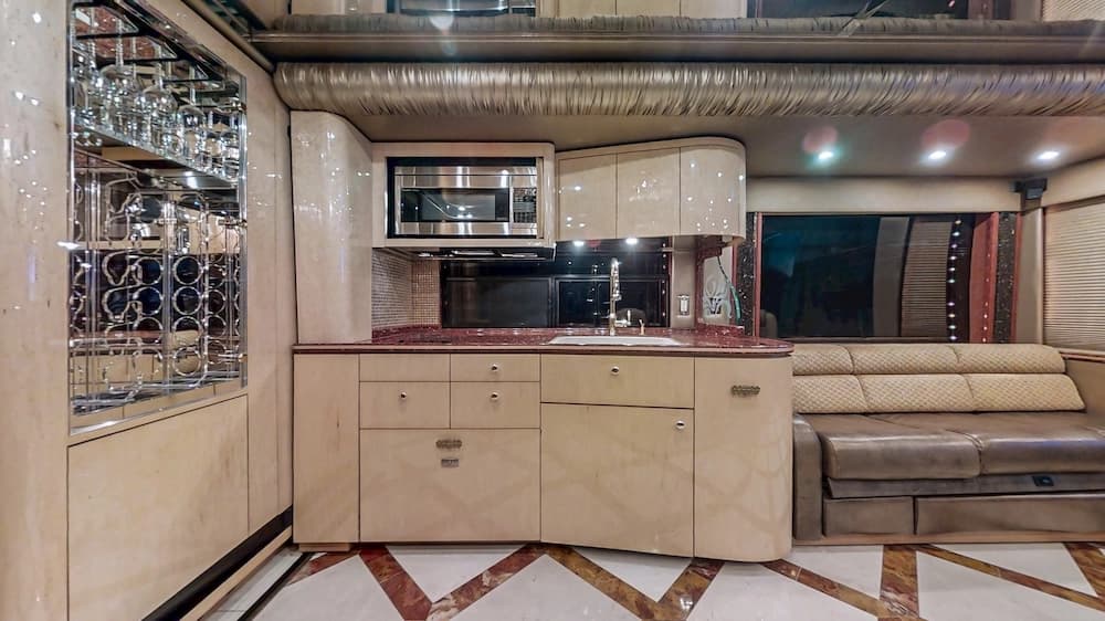 2008 Prevost Featherlite H3-45 Motorcoach - Image 11