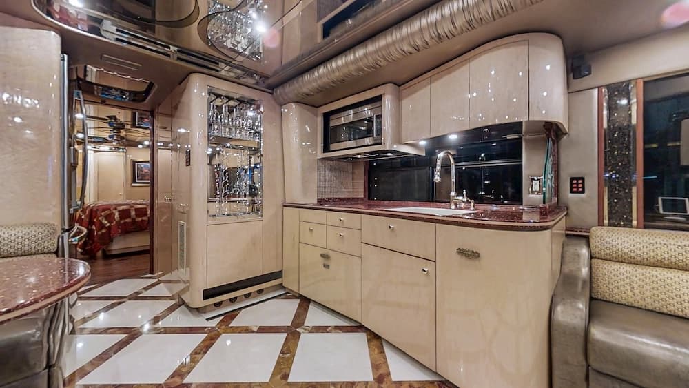 2008 Prevost Featherlite H3-45 Motorcoach - Image 12