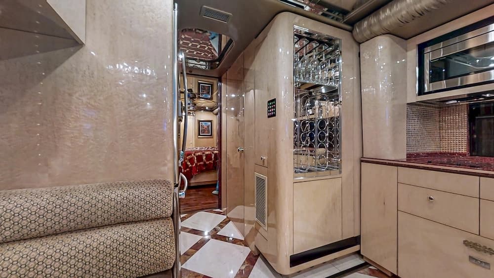 2008 Prevost Featherlite H3-45 Motorcoach - Image 16