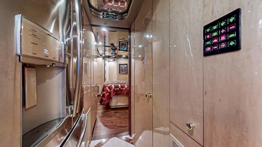 2008 Prevost Featherlite H3-45 Motorcoach - Image 17