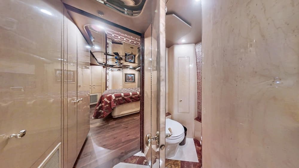 2008 Prevost Featherlite H3-45 Motorcoach - Image 18