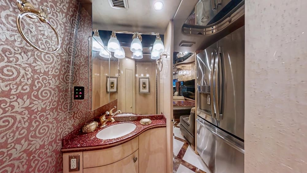 2008 Prevost Featherlite H3-45 Motorcoach - Image 19