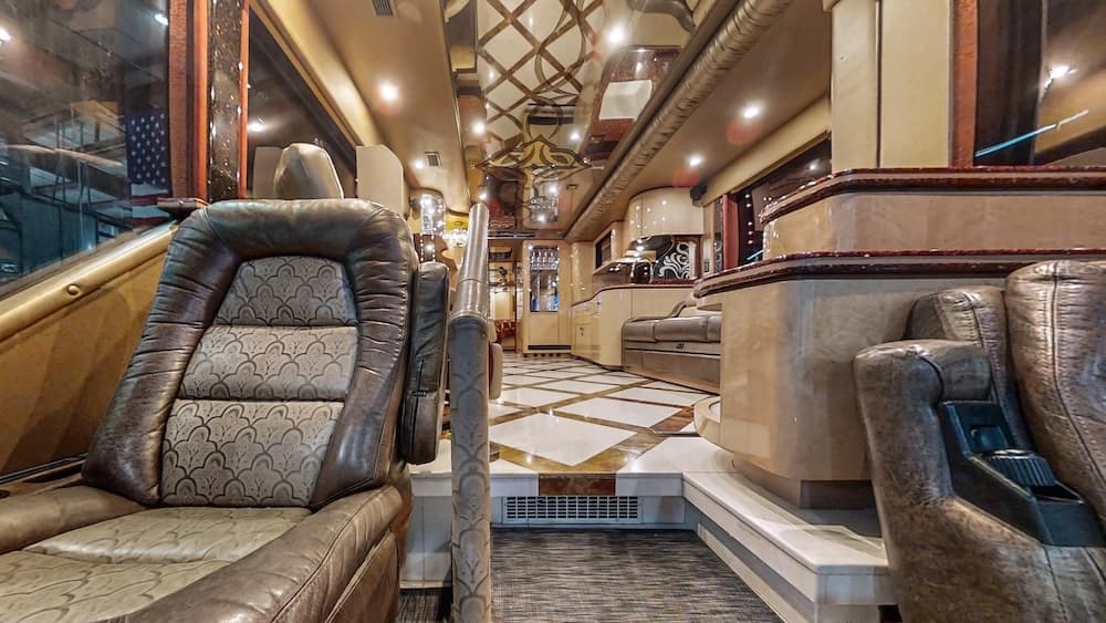 2008 Prevost Featherlite H3-45 Motorcoach - Image 3