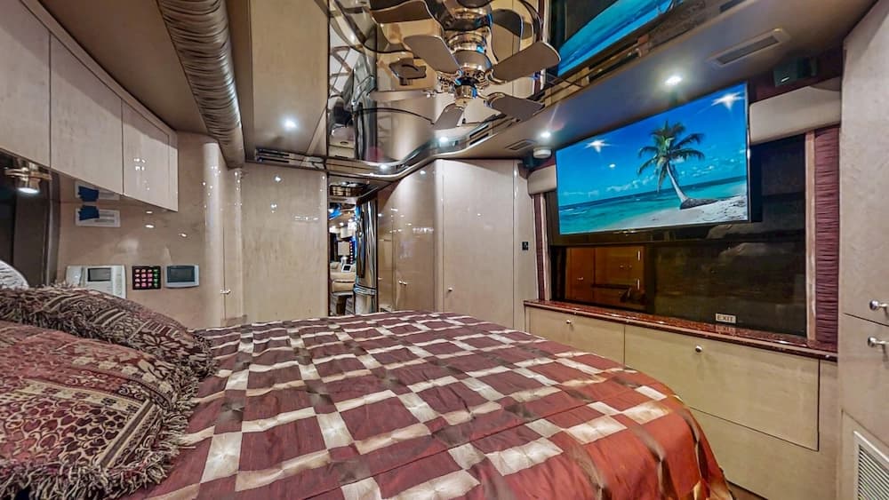 2008 Prevost Featherlite H3-45 Motorcoach - Image 23