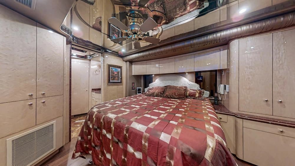 2008 Prevost Featherlite H3-45 Motorcoach - Image 24