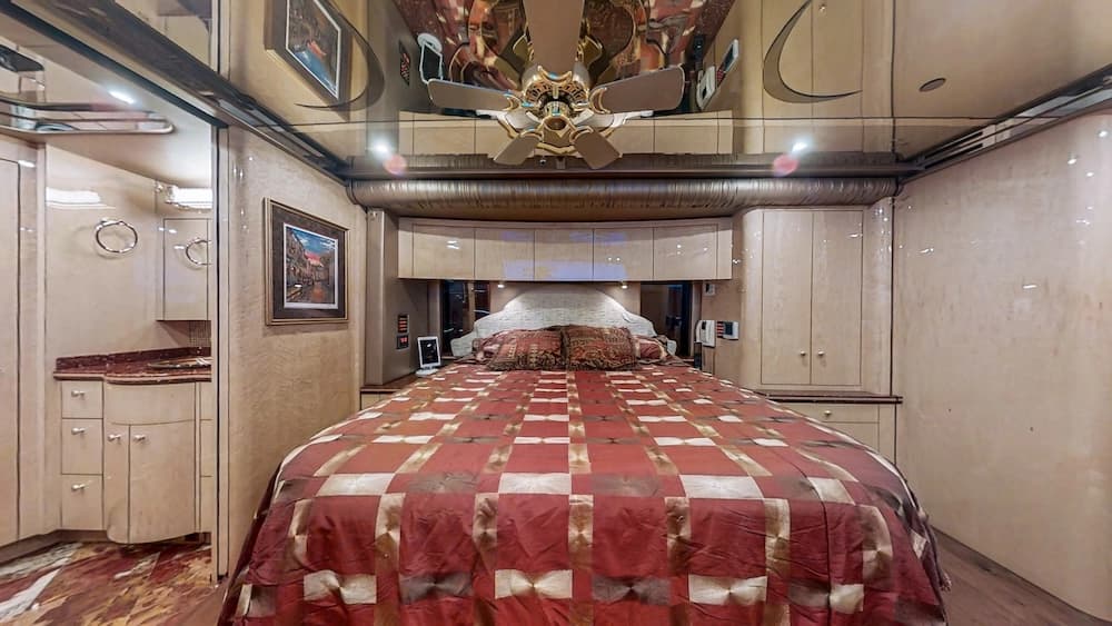 2008 Prevost Featherlite H3-45 Motorcoach - Image 25