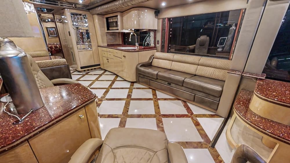 2008 Prevost Featherlite H3-45 Motorcoach - Image 4