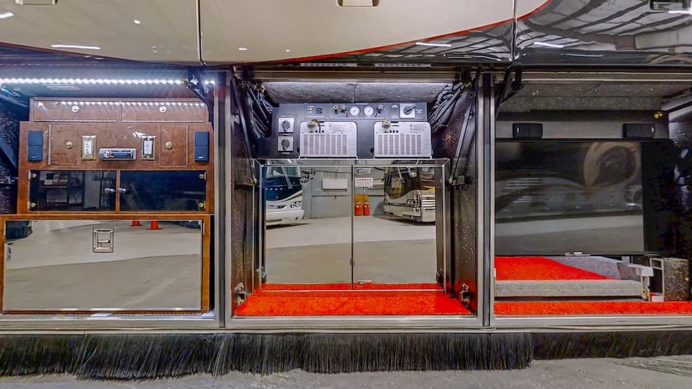 2008 Prevost Featherlite H3-45 Motorcoach - Image 43