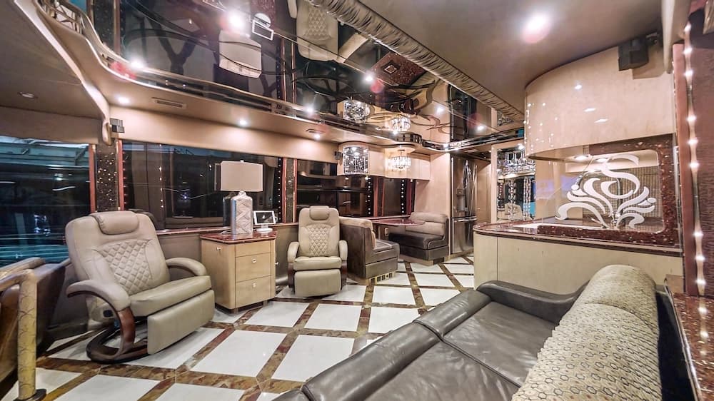 2008 Prevost Featherlite H3-45 Motorcoach - Image 7