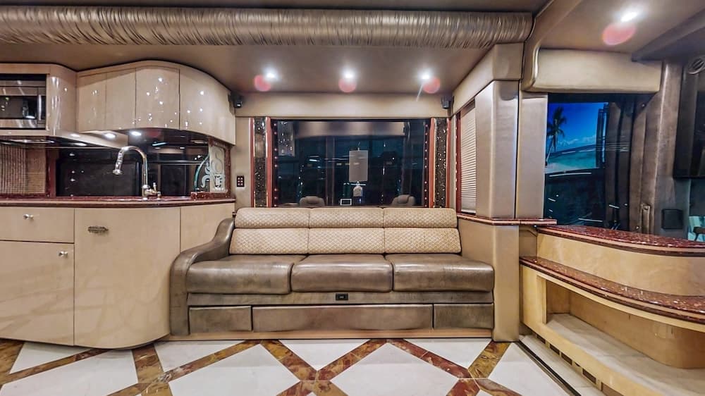 2008 Prevost Featherlite H3-45 Motorcoach - Image 9