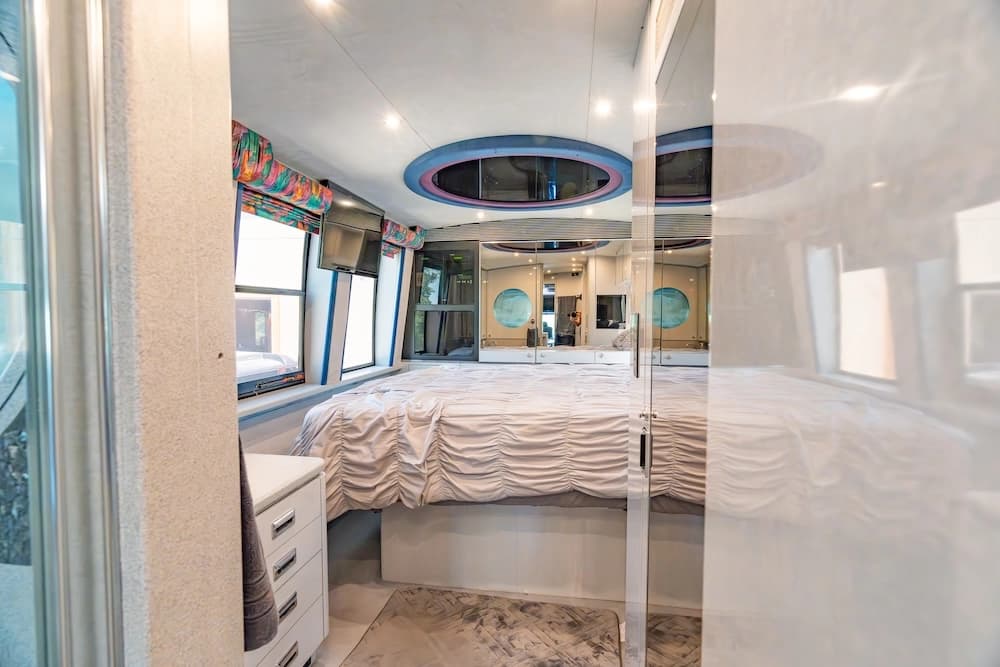 1997 Prevost Marathon XL Motorcoach - Image 29