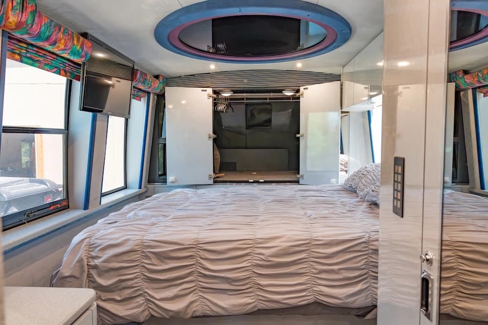 1997 Prevost Marathon XL Motorcoach - Image 39