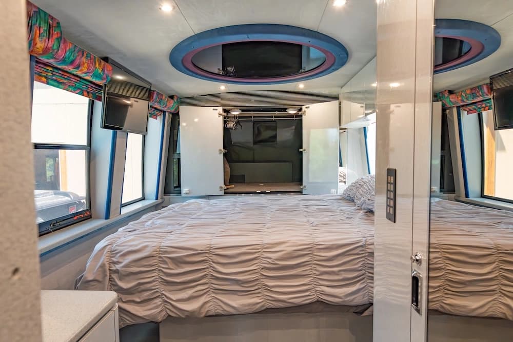 1997 Prevost Marathon XL Motorcoach - Image 40