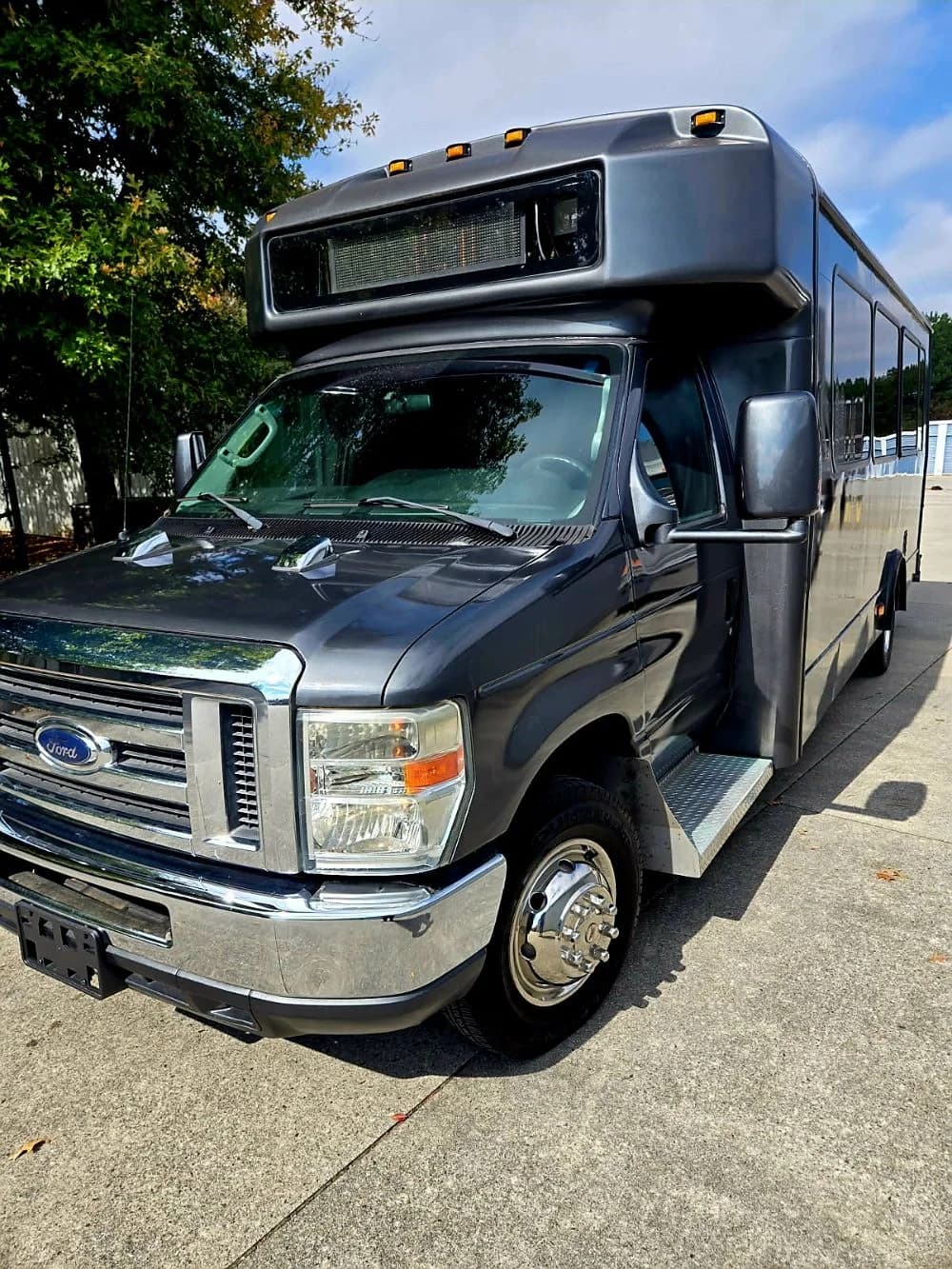 2013 Ford E450 econoline - Image 13