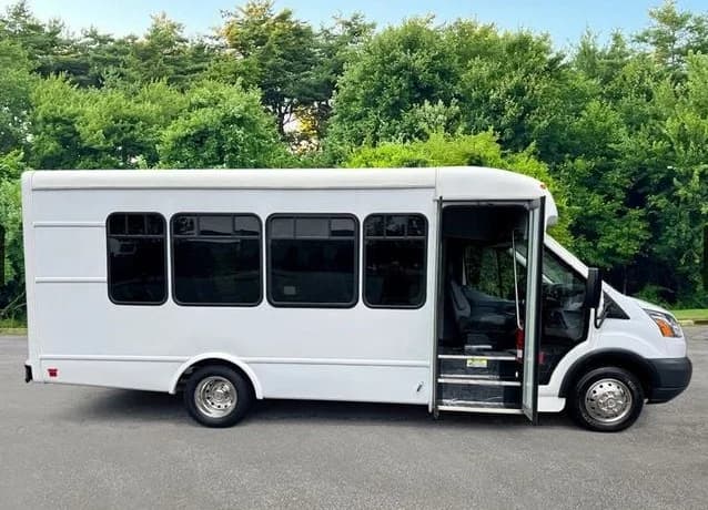 2019 Ford T-350HD Diesel Starcraft - Image 2