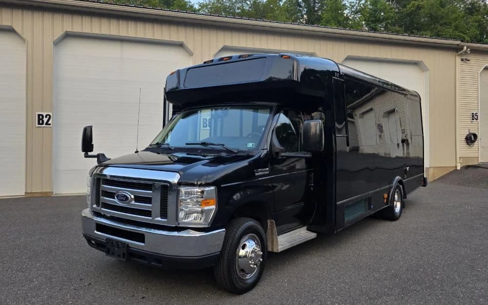 2015 Ford E-450 - Image 1