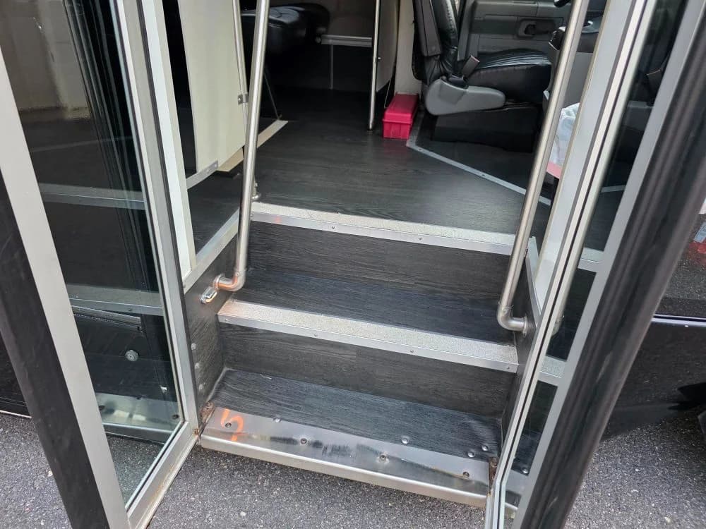 2015 Ford E-450 - Image 11