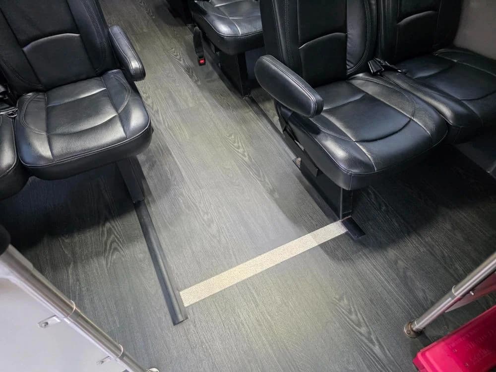 2015 Ford E-450 - Image 12