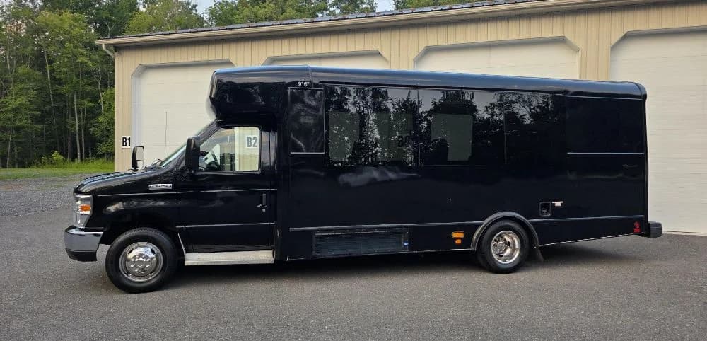 2015 Ford E-450 - Image 2