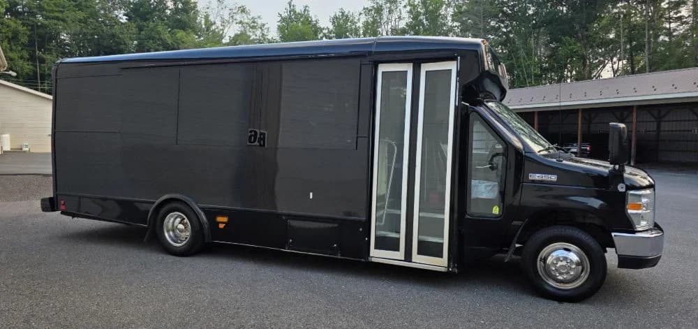2015 Ford E-450 - Image 4