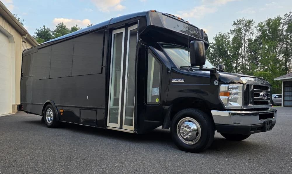 2015 Ford E-450 - Image 5