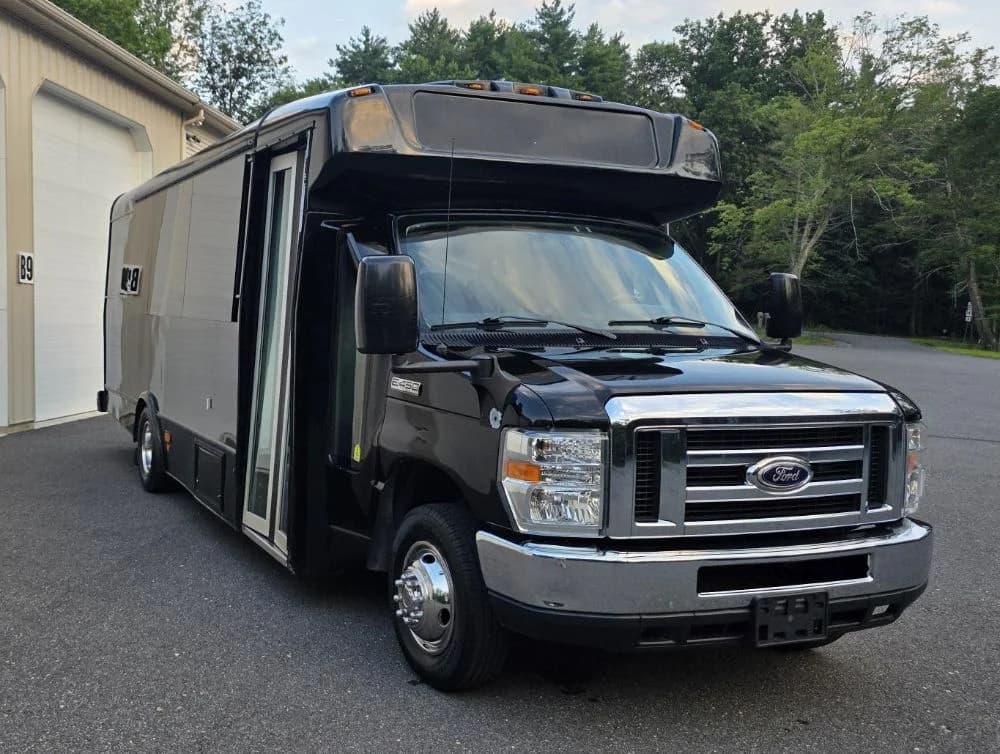 2015 Ford E-450 - Image 6