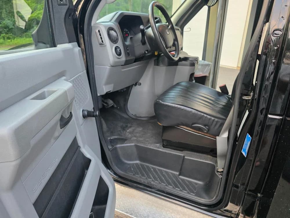 2015 Ford E-450 - Image 8