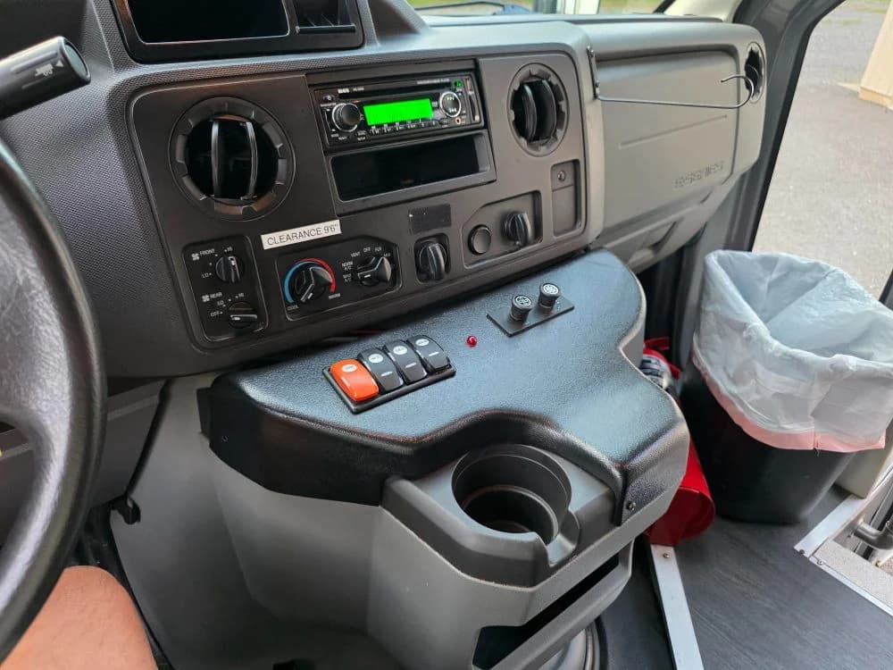 2015 Ford E-450 - Image 9