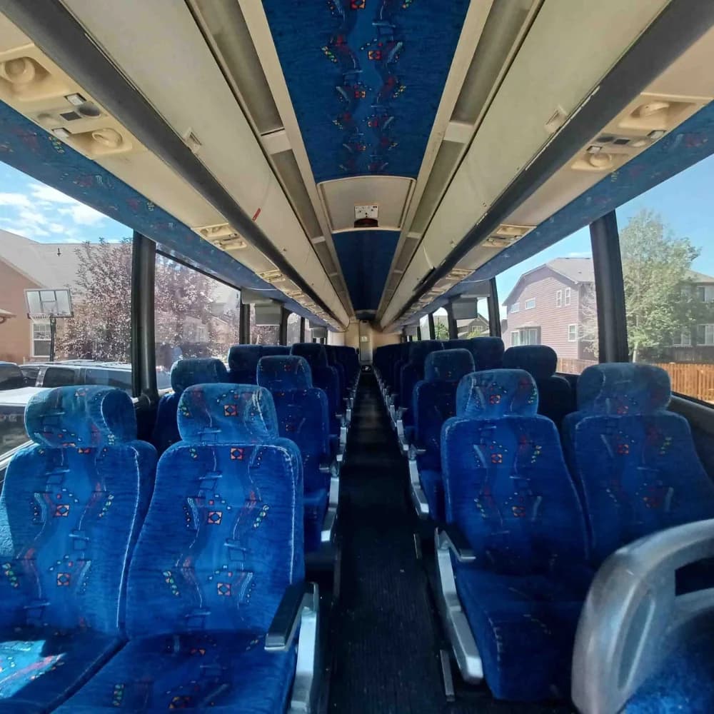 2003 MCI E4500 - Image 2