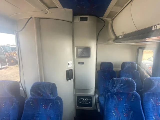 2003 MCI E4500 - Image 10